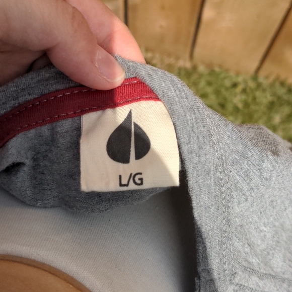 Basic v-neck t-shirt - Picture 2 of 3